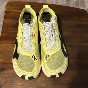 On Cloud Cloudboom Strike Carbon Plated Women’s Running shoes. Size 8.5